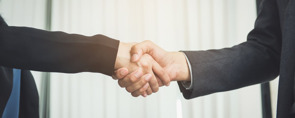 affaires-negociation-entreprises-image-handshake-heureux-travail-femme-affaires-qu-elle-apprecie-son-compagnon-travail-handshake-gesturing-people-connection-deal-concept