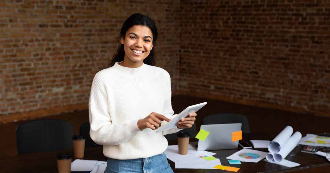 employe-entreprise-posant-au-bureau